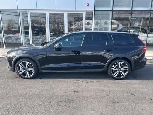 2025 Volvo V60 Cross Country Plus, B5 AWD Gas (mild hybrid)