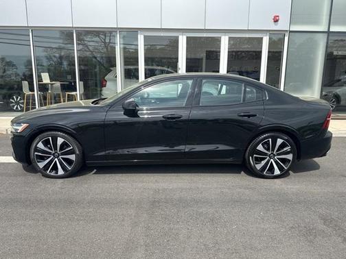 2022 Volvo S60 T5 Momentum