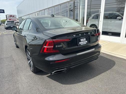 2022 Volvo S60 T5 Momentum