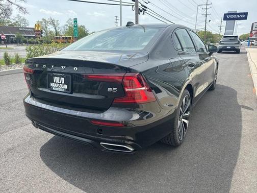 2022 Volvo S60 T5 Momentum