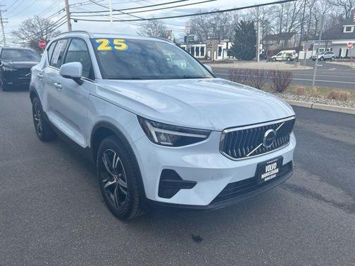 2025 Volvo XC40 B5 Core Bright Theme