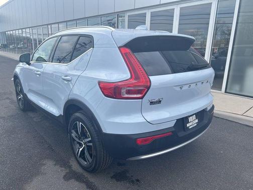 2025 Volvo XC40 B5 Core Bright Theme