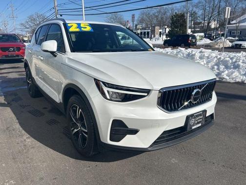 2025 Volvo XC40 B5 Core Bright Theme