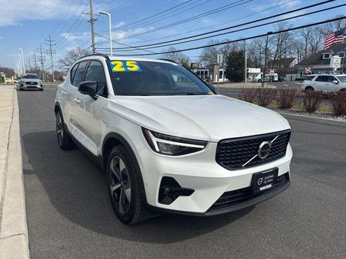 2025 Volvo XC40 B5 Plus Dark Theme
