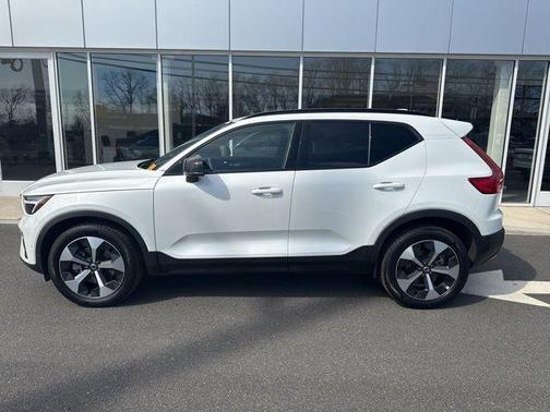2025 Volvo XC40 B5 Plus Dark Theme