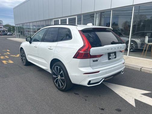 Crystal White Metallic 2025 Volvo XC60 B5 Plus