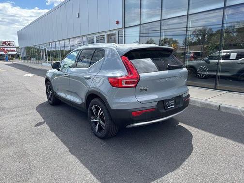 Vapour Grey Metallic 2025 Volvo XC40 B5 Core Bright Theme