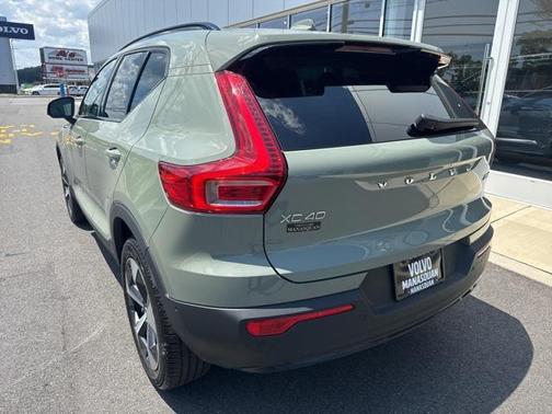 2023 Volvo XC40 B5 Plus Dark Theme