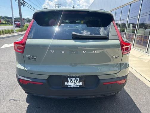 2023 Volvo XC40 B5 Plus Dark Theme