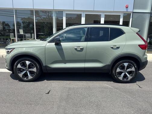 2023 Volvo XC40 B5 Plus Dark Theme