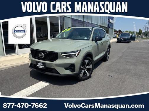 2023 Volvo XC40 B5 Plus Dark Theme