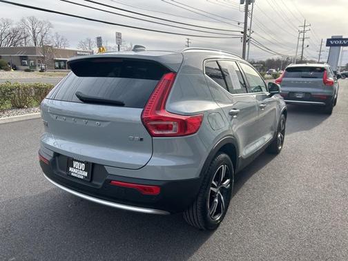 2025 Volvo XC40 B5 Core