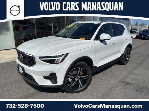 Crystal White 2025 Volvo XC40 B5 Core Bright Theme