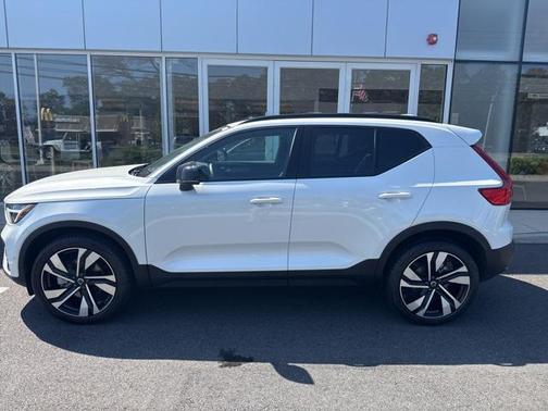2025 Volvo XC40 B5 Plus Dark Theme