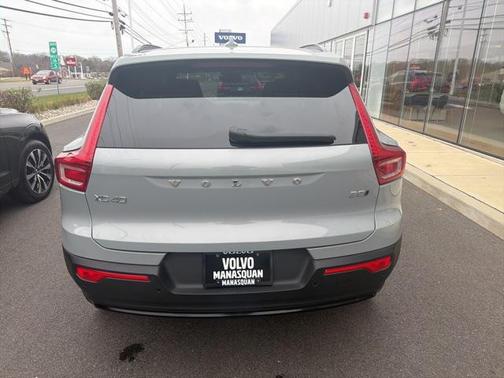 2025 Volvo XC40 B5 Plus Dark Theme