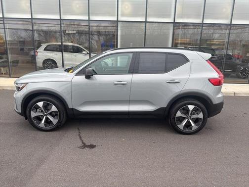 2025 Volvo XC40 B5 Plus Dark Theme