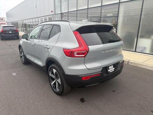 2025 Volvo XC40 B5 Plus Dark Theme