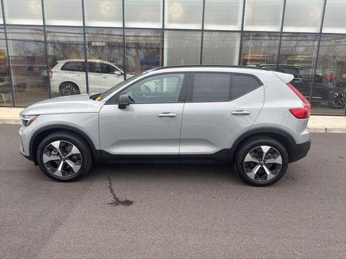2025 Volvo XC40 B5 Plus Dark Theme