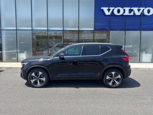 Onyx Black Metallic 2025 Volvo XC40 B5 Plus Bright Theme