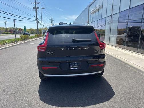 Onyx Black Metallic 2025 Volvo XC40 B5 Plus Bright Theme