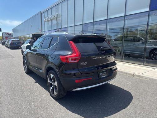 Onyx Black Metallic 2025 Volvo XC40 B5 Plus Bright Theme