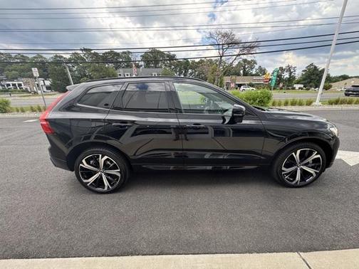 2024 Volvo XC60 Recharge Plug-In Hybrid T8 Ultimate Dark Theme