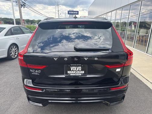 2024 Volvo XC60 Recharge Plug-In Hybrid T8 Ultimate Dark Theme