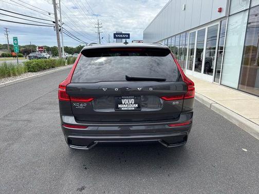 Platinum Grey Metallic 2025 Volvo XC60 B5 Plus