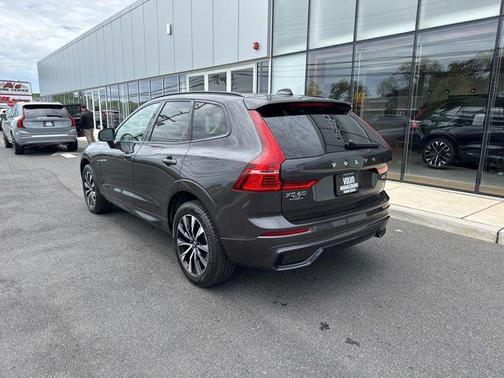 Platinum Grey Metallic 2025 Volvo XC60 B5 Plus