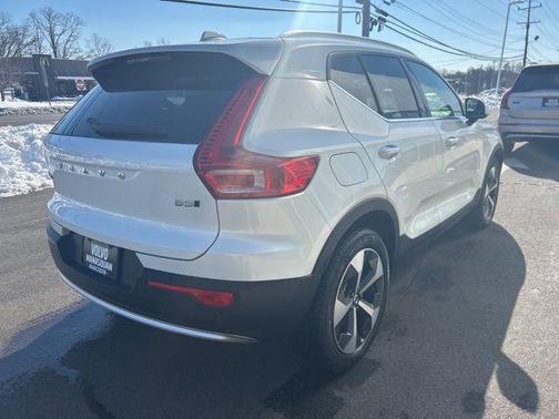 2025 Volvo XC40 B5 Plus Bright Theme