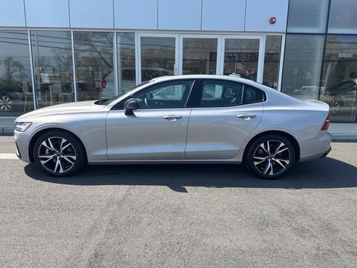 2024 Volvo S60 B5 Plus Dark Theme