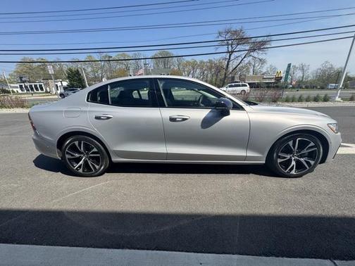 2024 Volvo S60 B5 Plus Dark Theme