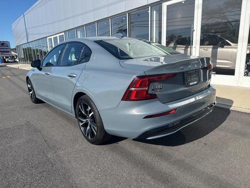 2024 Volvo S60 B5 Core Dark Theme