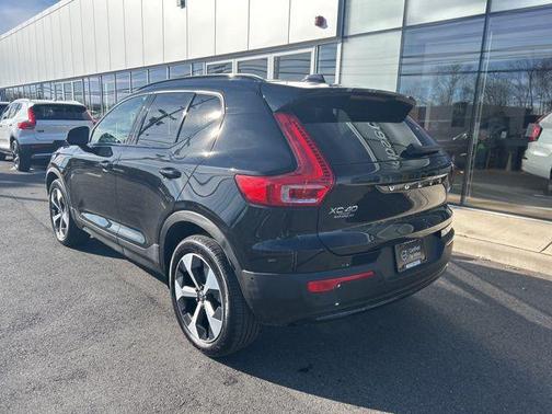 2025 Volvo XC40 B5 Plus Dark Theme