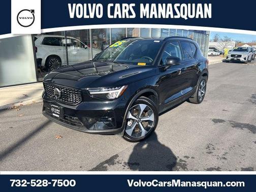 2025 Volvo XC40 B5 Plus Dark Theme