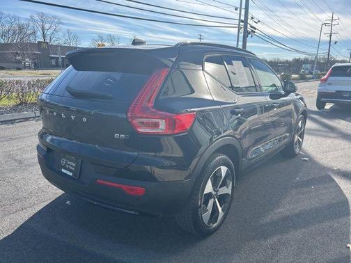 2025 Volvo XC40 B5 Plus Dark Theme