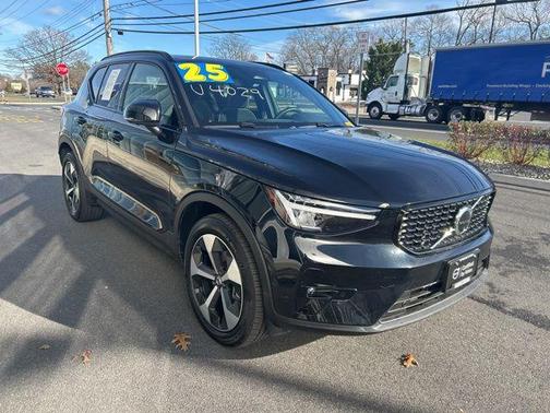 2025 Volvo XC40 B5 Plus Dark Theme