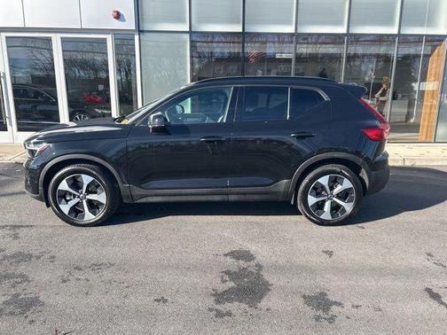 2025 Volvo XC40 B5 Plus Dark Theme