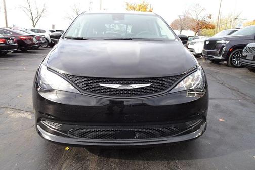 2024 Chrysler Voyager LX