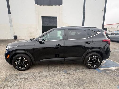 Black 2024 Kia Seltos EX