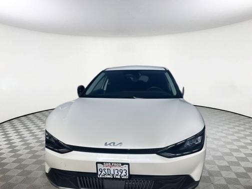 Snow White Pearl 2024 Kia EV6 Light