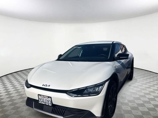 Snow White Pearl 2024 Kia EV6 Light