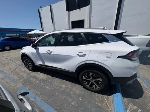 White Pearl 2025 Kia Sportage EX