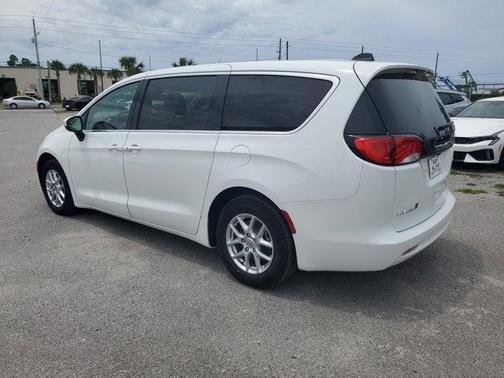 Bright White Clearcoat 2023 Chrysler Voyager LX