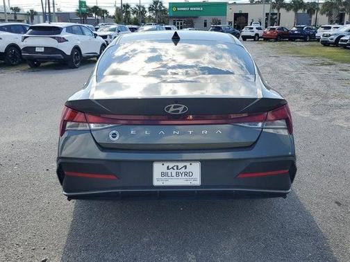 2024 Hyundai ELANTRA SE