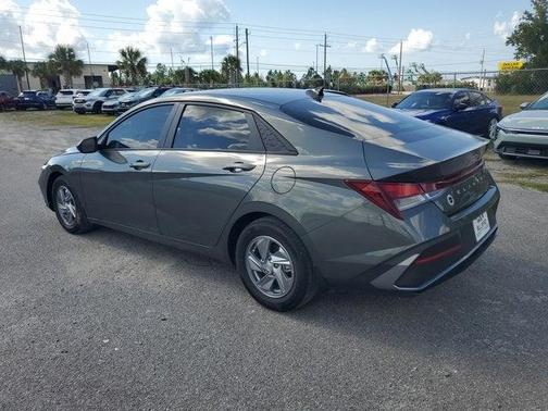 2024 Hyundai ELANTRA SE