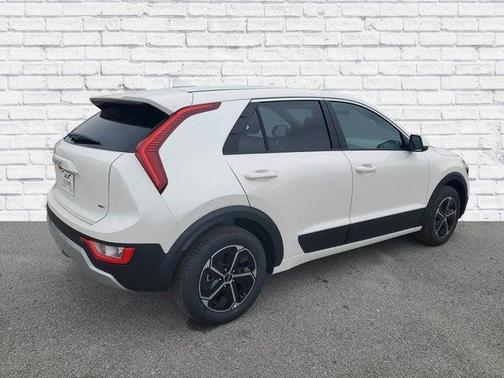 Snow White Pearl 2026 Kia Niro LX