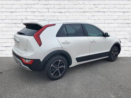 Snow White Pearl 2026 Kia Niro LX
