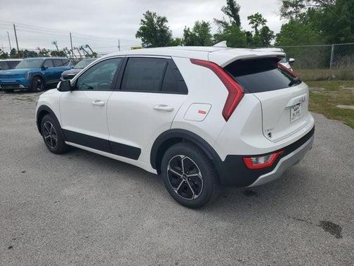 Snow White Pearl 2026 Kia Niro LX