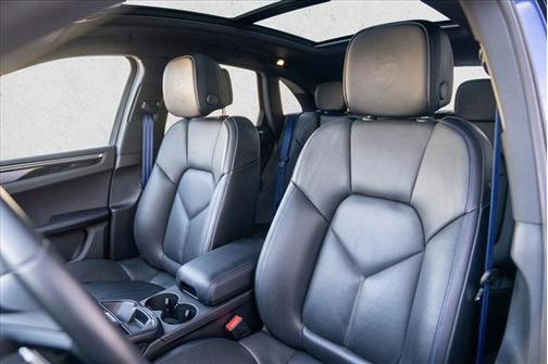 Gentian Blue 2024 Porsche Macan Macan